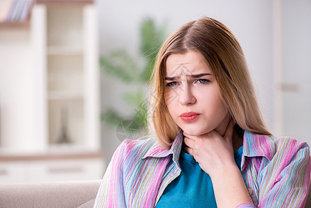 年轻女性喉咙疼痛的女青年保健治疗发烧伤害痛苦流感脖子疾病病人药品图片