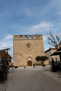 西班牙赫罗纳圣马蒂德安普里耶斯 2020 年 2 月 8 日 西班牙赫罗纳圣马蒂德安普里耶斯老城圣马蒂德安普里什教堂阳光明媚旅游图片