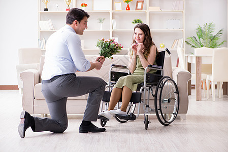 向轮轮椅残疾妇女提出结婚求婚的男男性情人浪漫玫瑰夫妻花朵女朋友男朋友女士花束残障图片
