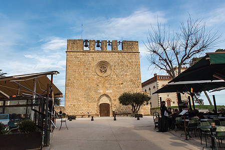西班牙赫罗纳圣马蒂德安普里耶斯 2020 年 2 月 8 日 西班牙赫罗纳圣马蒂德安普里耶斯老城圣马蒂德安普里什教堂阳光明媚天空图片