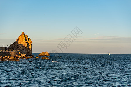 在西班牙吉罗纳的Estartit全景区Sunny日西班牙附近的Illes Medes自然保护区岛屿蓝色地标假期支撑旅游悬崖地平线图片