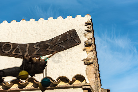 西班牙赫罗纳圣马蒂德安普里耶斯 2020 年 2 月 8 日 西班牙赫罗纳圣马蒂德安普里斯老城的晴天海洋假期全景建筑学支撑雕塑雕图片