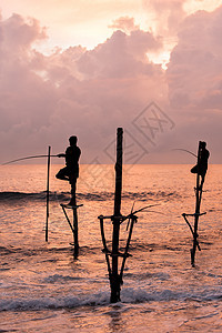 斯里兰卡 Koggala 暴风雨中传统的斯里兰卡高跷渔民的剪影 高跷捕鱼是斯里兰卡岛国特有的一种捕鱼方式下雨支撑钓鱼太阳旅行摄影图片