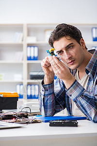 由有经验的技术员修理计算机硬件和固定概念以及安装工具电路故障工作替代品男人维修镊子技术图片