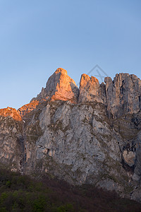 西班牙坎塔布里亚村旁村附近的山蓝色旅游石头天空场地公园山峰山脉国家岩石图片