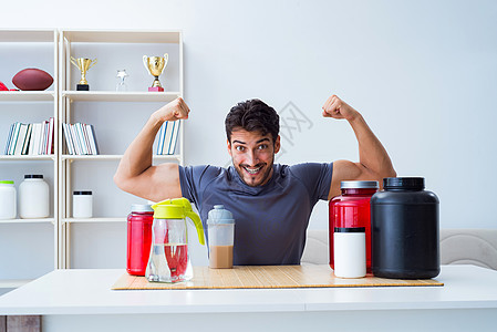 为更好的肌肉品尝新蛋白补充物以增进肌肉补充身体养分饮食健美运动员训练男性运动举重图片