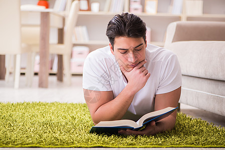 男人在家看书 在地板上房子教科书工作考试地面培训班读者实习生训练书人图片