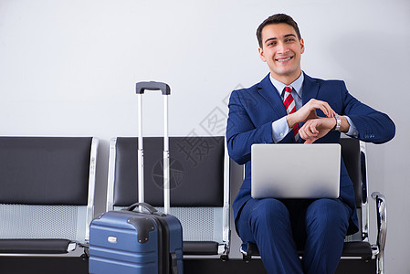 前往机场休息室登机的男子商务大堂手表男人车站商业游客乘客飞行套装图片