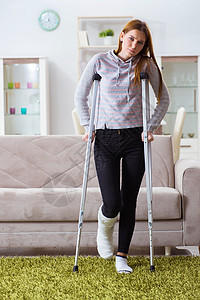 家中断腿的年轻女青年保健拐杖石膏绷带事故疼痛病人手术脚步治疗图片