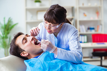 住院男病人的女牙医和男病人牙齿牙科学治疗保健医生镜子男人口腔科症状程序图片