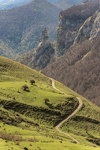 西班牙坎塔布里亚村旁村附近的山场地蓝色路线公园农村石头天空国家山脉旅行图片