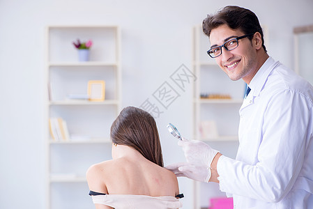 检查女性患者皮肤的医生 对女性病人皮肤进行检查粉刺卫生医院女士程序男人胎记手术危险快乐图片