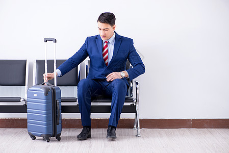 前往机场休息室登机的男子管理人员假期商务乘客运输旅行航班车站手提箱椅子图片