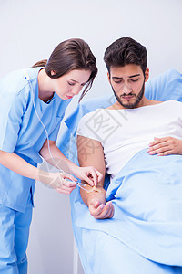 女医生在医院检查男性患者的男病人外设药品静脉情况外科注射器专家病房贫血顾问图片