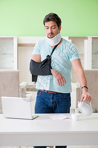 家中颈部和手部受伤的年轻学生男子电脑杯子绷带衣领骨科外科事故卫生支撑痛苦图片