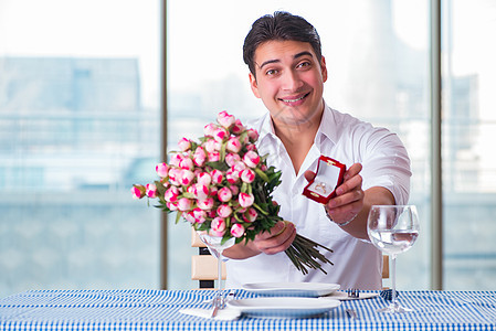 在约会时 独自一人在休息室的帅哥餐厅盒子男人享受桌子婚礼感情花束食物玻璃图片
