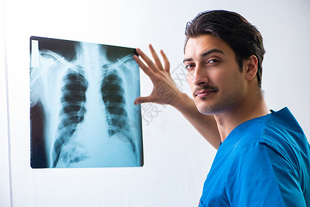 在医院工作的年轻英俊的医生放射病理学家实验室临床技术保险断层诊所药品x射线扫描放射科图片