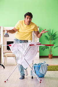 脚伤男子在家做衣服熨衣服家庭主妇木板洗衣店房间男人女佣管家工作拐杖帮助图片