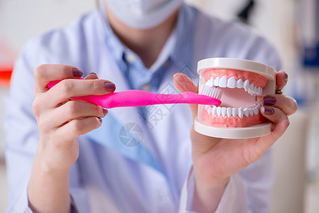 女牙医在牙齿模型上练习工作牙科学牙疼卫生助手诊所症状保健医院学生牙科医生图片