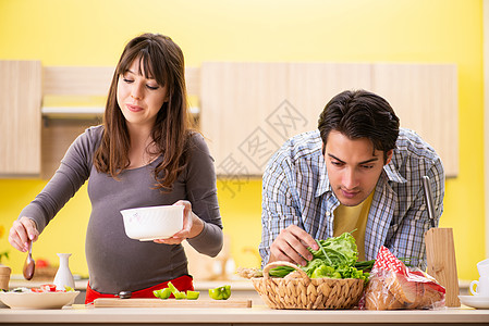 男人和孕妇在厨房准备沙拉胡椒孩子男朋友产妇婴儿蔬菜怀孕妻子食物已婚图片