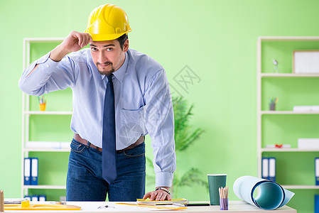 在项目中工作的年轻男性建筑设计师蓝色人士打印工程职业建设者男人统治者绘图文书图片