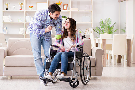 年幼家庭互相照顾 相互照顾残障轮椅护理志愿者保健治疗健康病人快乐工人图片