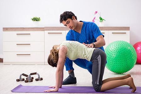 帮助运动运动员锻炼的健身教练指导员男人俱乐部活动有氧运动哑铃力量训练俯卧撑身体女士图片