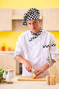 在厨房准备沙拉的年轻专业厨师剃刀烹饪洋葱美食男人菜刀饮食刀刃主妇餐厅图片