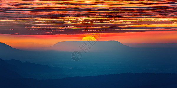 清晨日出时在普克拉杜昂的月山全景太阳天空旅行森林橙子薄雾松树踪迹国家日落图片