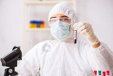 年轻英俊的实验室助理 在医院验血样本感染技术抗生素研究员医生测试检查药品收藏管子图片