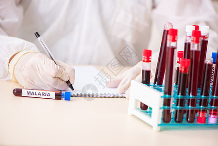 年轻英俊的实验室助理 在医院验血样本捐赠者贮存援助化学家感染微生物细菌疫苗诊断技术图片