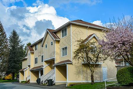 云层天空背景的城镇住宅群居住楼群图片