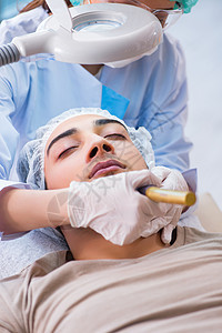 检查皮肤病理学员 以去除激光伤疤沙龙剥皮缺陷男人光束塑料程序美容师病人卫生图片