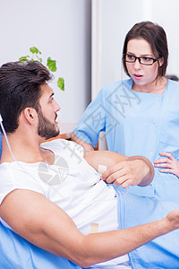 女医生在医院检查男性患者的男病人外科输血柜台贫血病房女士情况手术诊所治疗师图片