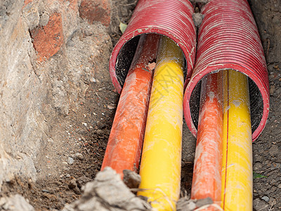 地面工作 安装光纤电缆铺设光纤电缆下水道粘土土壤电讯技术数据线管道居住区活力防护罩图片