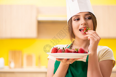 食草莓的年轻女性烹饪早餐女士浆果甜点食物水果营养享受女孩盘子图片