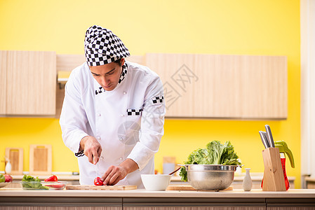 在家做沙拉的年轻专业厨师厨房房子家庭午餐桌子胡椒围裙饮食美食男人图片