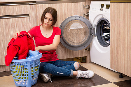 在家洗衣服的妇女洗钱卫生妻子清洁工主妇洗涤剂家政管家洗涤洗衣图片