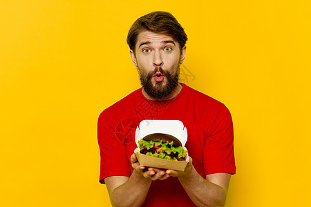 有汉堡汉堡的男子快餐 饮食红T恤餐厅图片