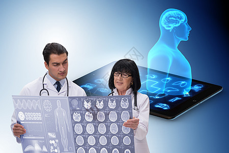 远程医疗概念方面的两名医生移动外科电脑医师核磁共振展示诊断断层女士界面图片