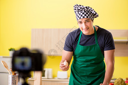 年轻厨师博客解释食物准备情况博主食谱男人早餐视频蔬菜电视示范沙拉午餐图片