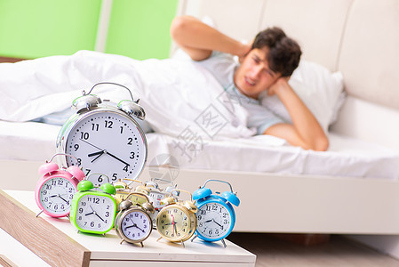 清早醒来的年轻人有麻烦了啊失眠工作时间午睡噪音苏醒疾病压力卧室恶梦图片