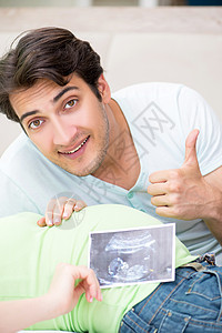年青家庭发现怀孕后的情况拇指夫妻父母超声婴儿已婚x光女士妻子检查图片
