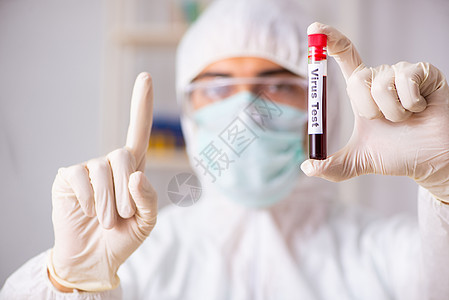 年轻英俊的实验室助理 在医院验血样本银行测试管子微生物科学家援助诊断化学品管道男人图片