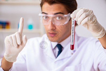 年轻英俊的实验室助理 在医院验血样本检查抗生素男人银行收藏管道管子化学品化学家药品图片