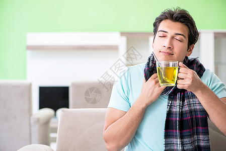 家里生病的英俊男青年男子药物感染疾病治疗玻璃药品疼痛健康长椅流感图片