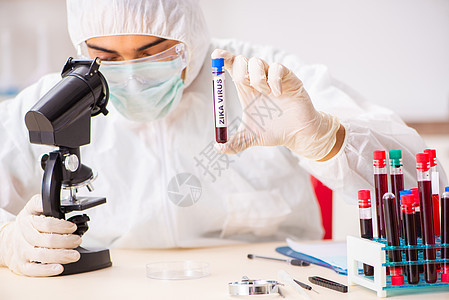 年轻英俊的实验室助理 在医院验血样本男人化学保健临床感染诊断药品科学家援助管道图片