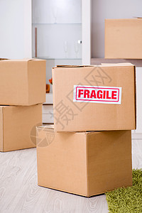 男子搬家和用易损坏物品搬迁商业邮资邮箱船运房间包装工纸板公寓货运商品图片