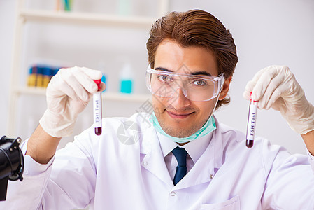 年轻英俊的实验室助理 在医院验血样本诊所激素测试管道生物技术收藏药品研究员诊断图片