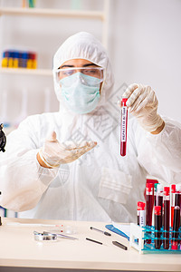 年轻英俊的实验室助理 在医院验血样本化学玻璃感染医生学生科学家生物收藏技术化学家图片